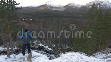一个带背包的旅行者站在山上的高处。 他<strong>遇见</strong>美丽的风景，欣赏美丽的风景
